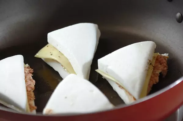 ハンペンのチーズはさみ焼きの作り方2