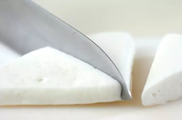 ハンペンのチーズはさみ焼きの下準備1