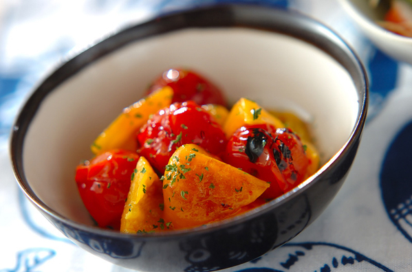 小鉢に盛り付けた焼きパプリカとミニトマトのマリネ