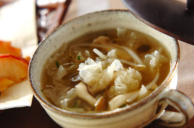スープカップによそったきくらげの中華スープ
