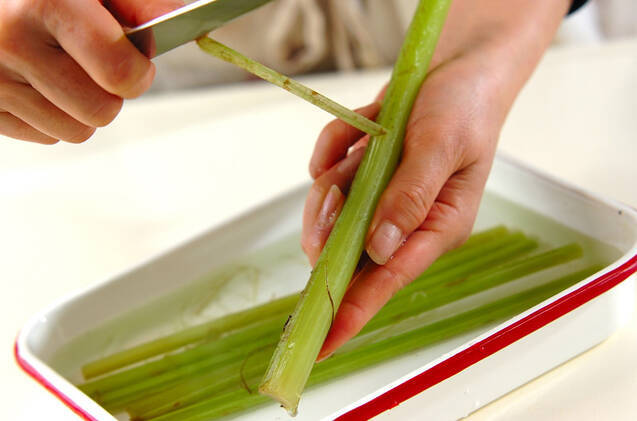 フキの豚肉巻き炒め煮の作り方の手順4