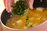 豆腐とモヤシの合わせみそ汁の作り方1