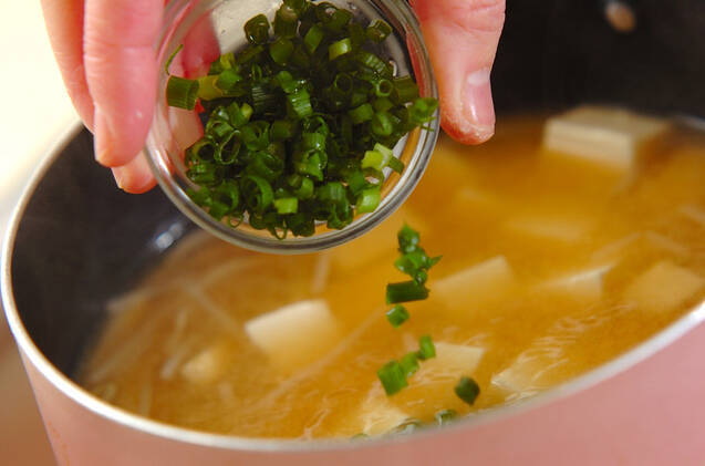 豆腐とモヤシの合わせみそ汁の作り方の手順4