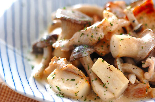 線模様の皿に盛りつけられた豚肉のレモンクリーム炒め