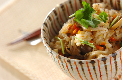 定番をさらにおいしく！ごま油香るキノコの炊き込みご飯 by 山口 祐未さん