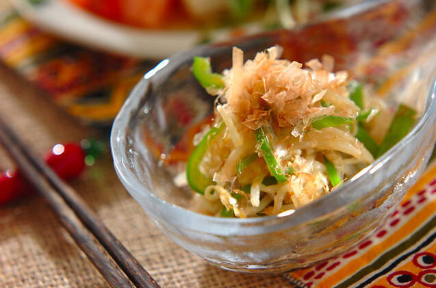 ガラスの小皿に盛られたもやしとピーマンのお浸し