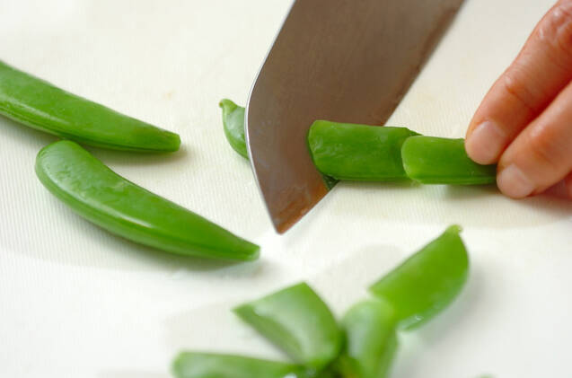 スナップエンドウのピーナッツバター和えの作り方の手順1