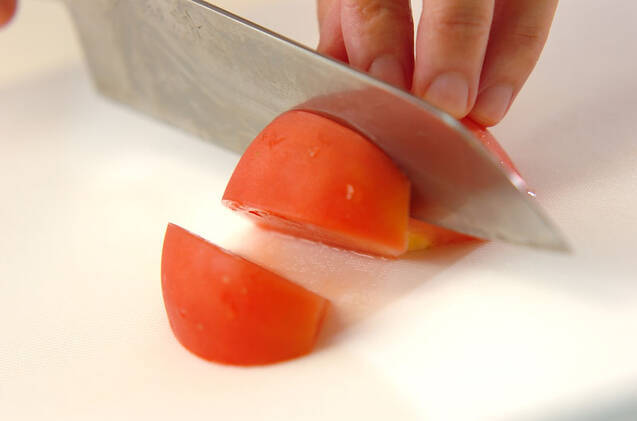 【チキンラーメンアレンジ】チキンラーメンで塩トマト焼きそばの作り方の手順1