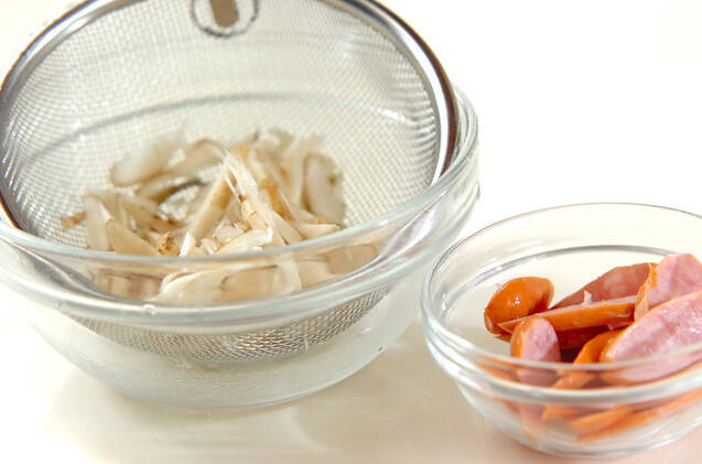 ゴボウとソーセージのみそ汁の作り方の手順1