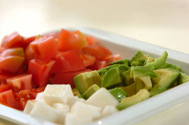 トマトアボカド長芋の塩麹マリネの作り方の手順1