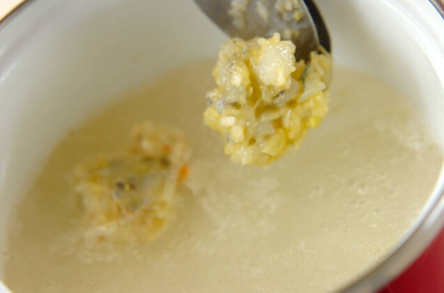 エビ団子とレタスのスープの作り方の手順2