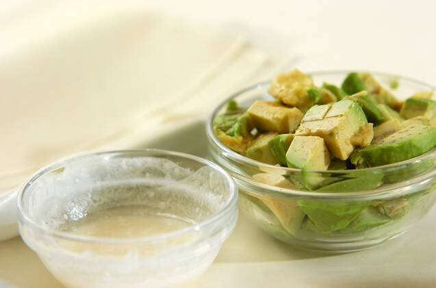 トロ～りチーズの納豆アボカド春巻きの作り方の手順1