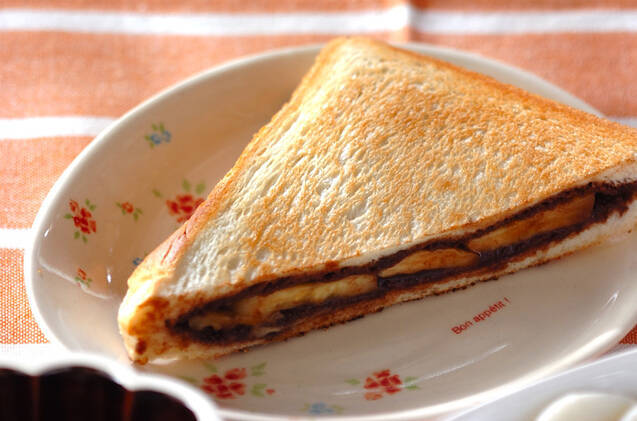 花柄の皿にのせられたチョコバナナトースト