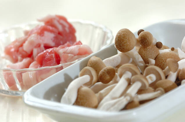 豚肉とシメジのみそ汁の作り方の手順1