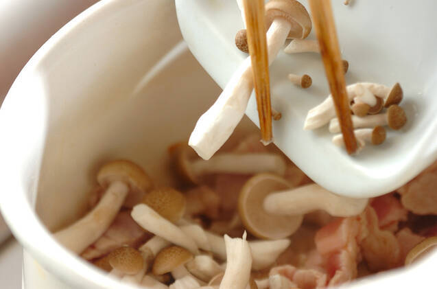 豚肉とシメジのみそ汁の作り方の手順3