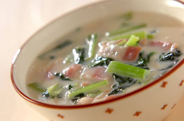 小松菜の緑色が鮮やかなクリーム煮