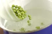 ほっとする味 エンドウ豆と高野豆腐の卵とじの下準備1