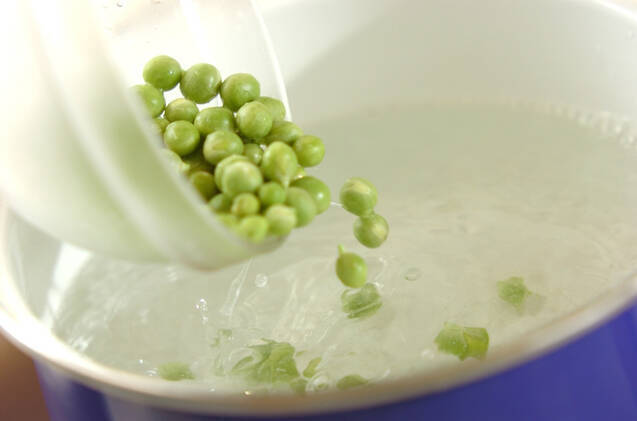 ほっとする味 エンドウ豆と高野豆腐の卵とじの作り方の手順1