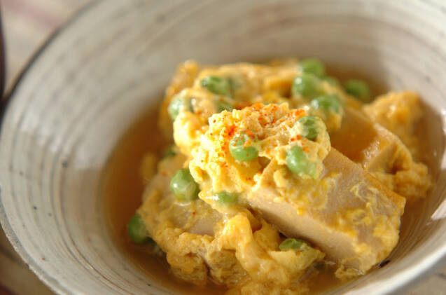 ほっとする味 エンドウ豆と高野豆腐の卵とじ