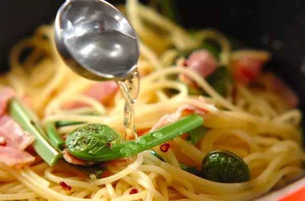 コゴミとベーコンのペペロンチーノの作り方4