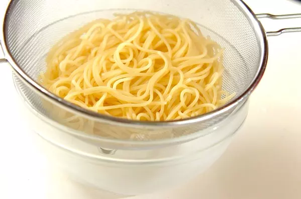 コゴミとベーコンのペペロンチーノの作り方2