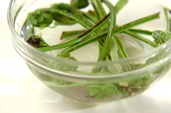 コゴミとベーコンのペペロンチーノの作り方1