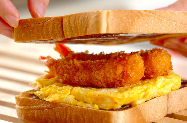 ふわふわ卵とエビフライのサンドの作り方の手順3