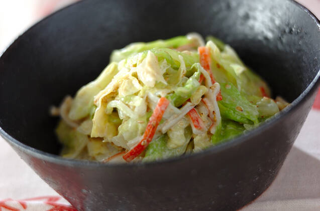 黒い器に盛り付けたゆでキャベツのごまドレッシングサラダ