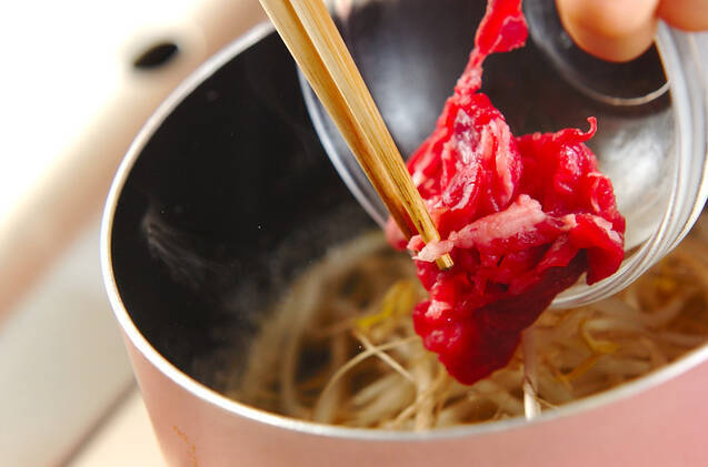 牛肉とモヤシのエスニックスープの作り方の手順2