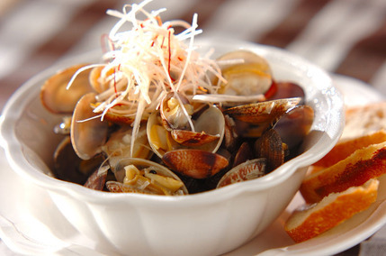 白い器に盛られたあさりのガーリックバター蒸し