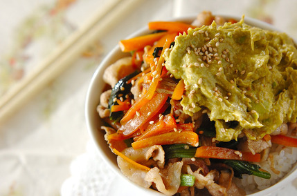 豚肉とアボカドソースで美肌丼☆