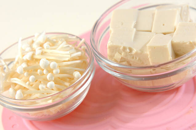 豆腐とエノキのみそ汁の作り方の手順1