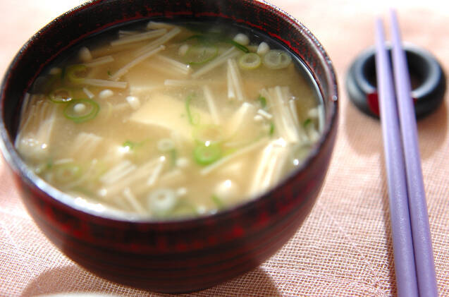 豆腐とエノキのみそ汁