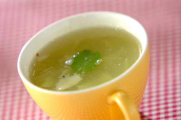 黄色のマグカップにホットキウイドリンクが入っている様子