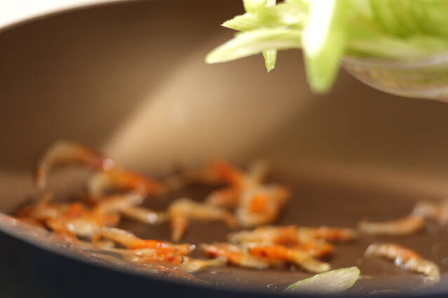 セロリと桜エビの炒め物の作り方の手順2