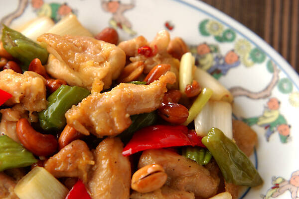 鶏肉とナッツの炒め物