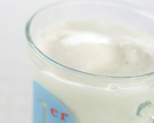 コップに入ったバナナとメロンのドリンク