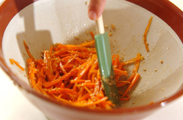 せん切りニンジンのゴマ酢和えの作り方の手順4