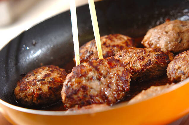 肉汁ジューシー！ハンバーグの美味しい焼き方 赤ワインで蒸し焼きの作り方の手順9