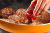 肉汁ジューシー！ハンバーグの美味しい焼き方 赤ワインで蒸し焼きの作り方の手順8