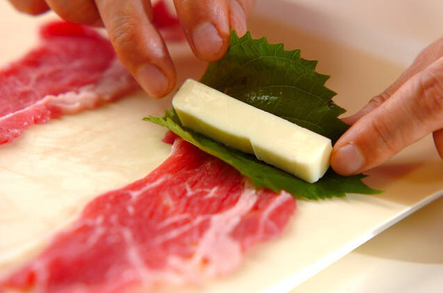 牛肉の大葉チーズ巻きの作り方の手順2