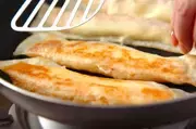 鮭とポテトの焼き春巻きの作り方3