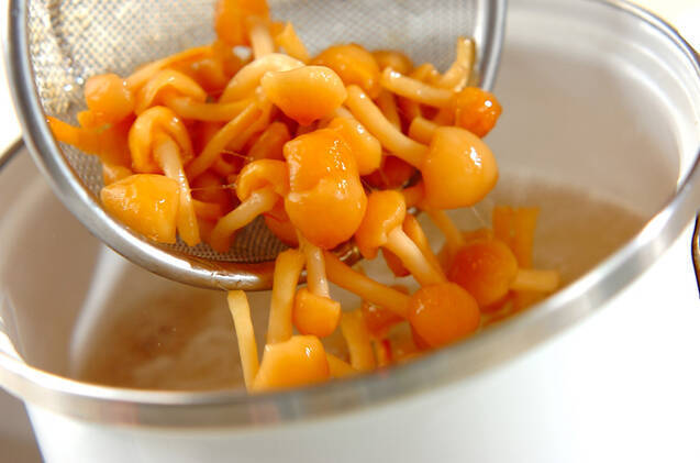 ナメコともずくのスープの作り方の手順2