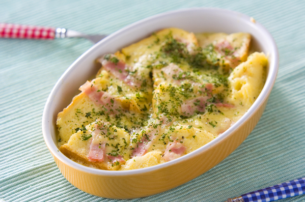 黄色いグラタン皿の中のキッシュ風パングラタン