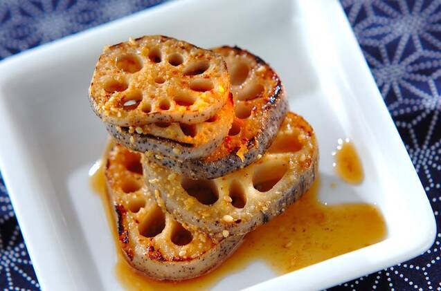 白い皿に盛られた焼きれんこん