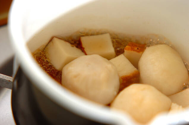 里芋とカマボコの煮物の作り方の手順2