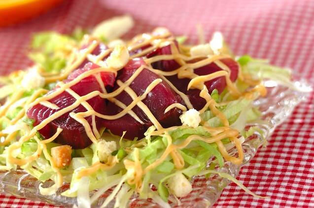 ガラスの皿に盛られたカツオのカルパッチョ