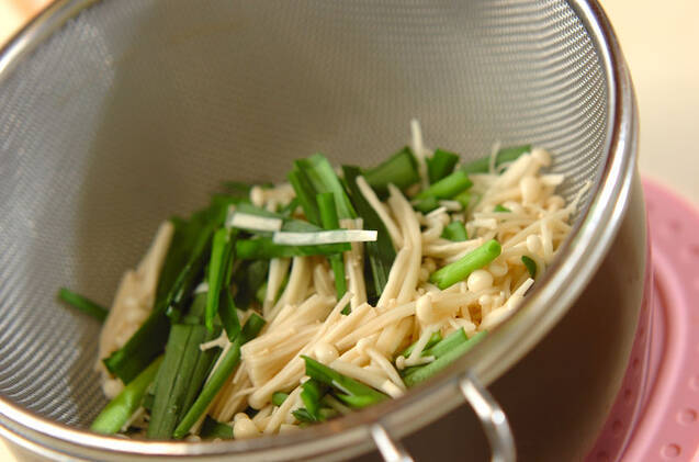 エノキとニラの梅おかか和えの作り方の手順4