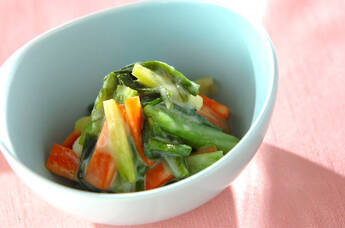 ニンジンとワケギのからし酢みそ和え