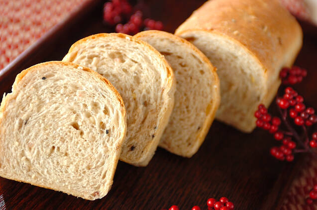 スライスされた雑穀と全粒粉を入れた食パン型パン